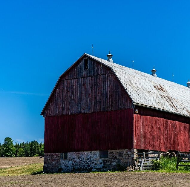 Gary Pratt Parks a Hit in 'Red Barn': A Flirtatious, Foot-Stomping Return to Country Roots