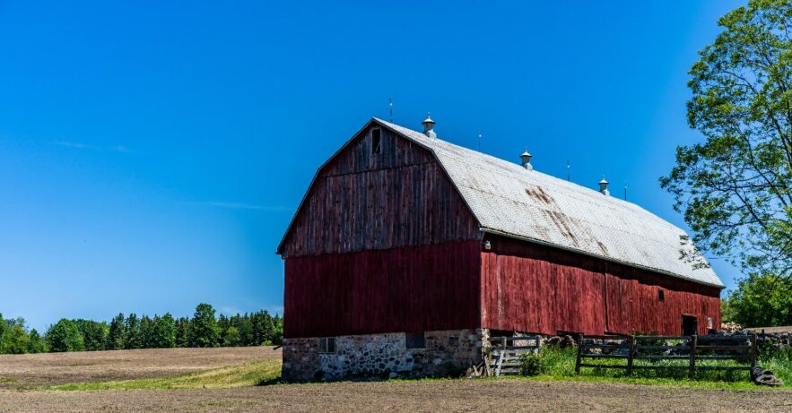 Gary Pratt Parks a Hit in 'Red Barn': A Flirtatious, Foot-Stomping Return to Country Roots